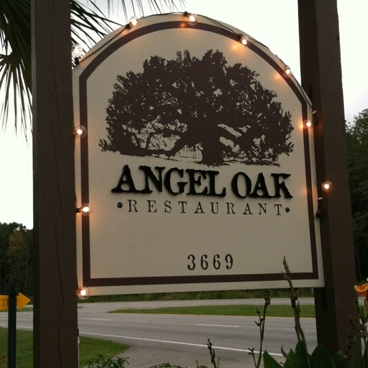 Foto tomada en Angel Oak Restaurant  por Amy E. el 9/20/2012