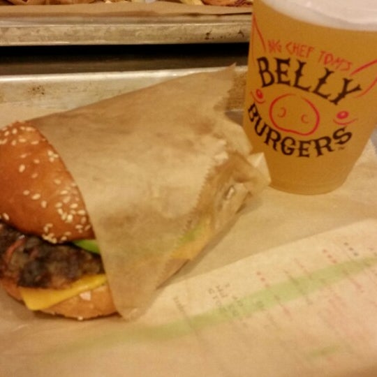 Foto tirada no(a) Big Chef Tom’s Belly Burgers por Matthew D. em 3/22/2015