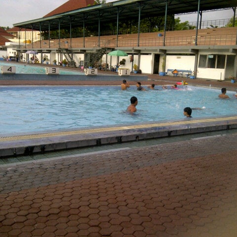 Kolam renang pasar atom