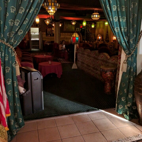 8/11/2016 tarihinde Chris W.ziyaretçi tarafından Imperial Fez Mediterranean Restaurant And Lounge'de çekilen fotoğraf
