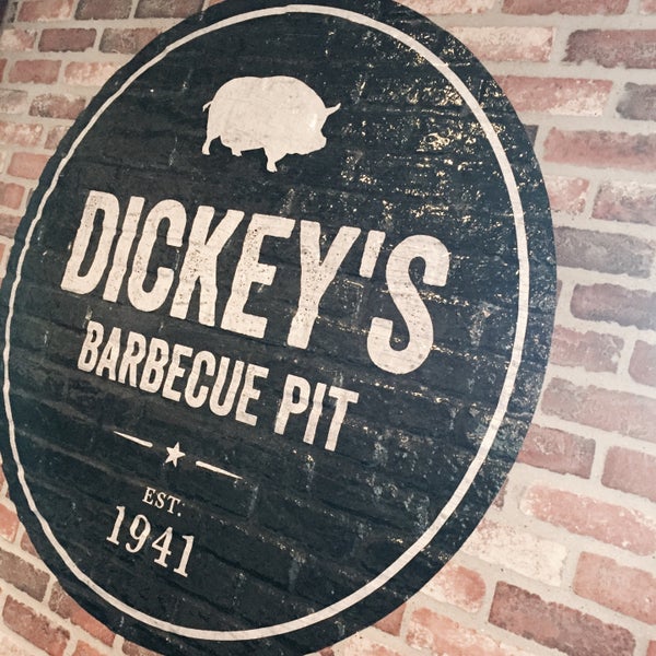 รูปภาพถ่ายที่ Dickey&#39;s Barbecue Pit โดย Dave W. เมื่อ 8/8/2016
