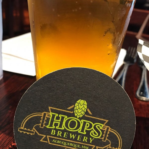 Foto tirada no(a) Hops Brewery por TiffV em 7/29/2017