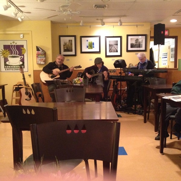 รูปภาพถ่ายที่ Cornerstone Coffeehouse โดย Emily M. เมื่อ 1/12/2014