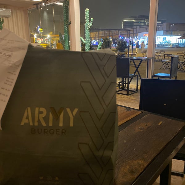 Foto tirada no(a) Army Burger por Eng Abdullah K. em 1/28/2022