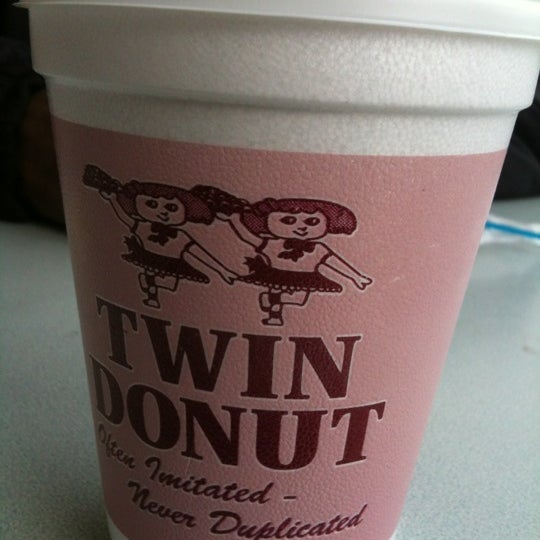 Foto tomada en Twin Donut  por Joanna A. el 11/3/2012