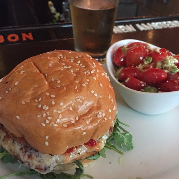 6/8/2015 tarihinde Patrick M.ziyaretçi tarafından 5 Napkin Burger'de çekilen fotoğraf