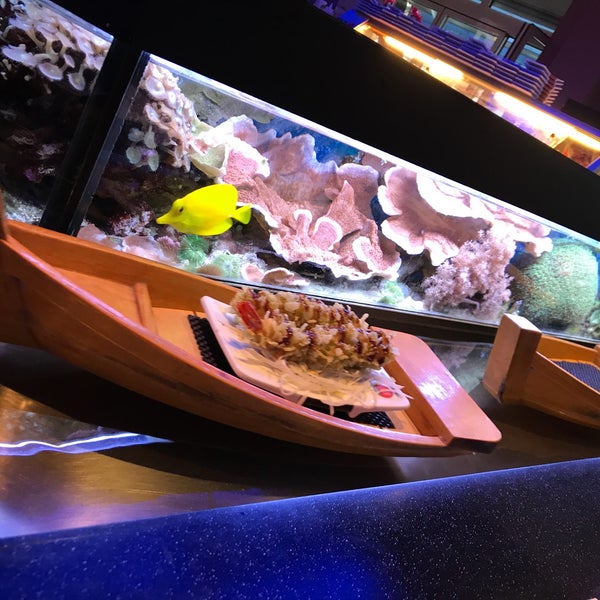 Das Sushi wird auf dem Wasserband nicht nur sehr gut inszeniert, es ist auch super und wird frisch zubereitet. Auf Wunsch auch das, was grade nicht “Boot fährt”.