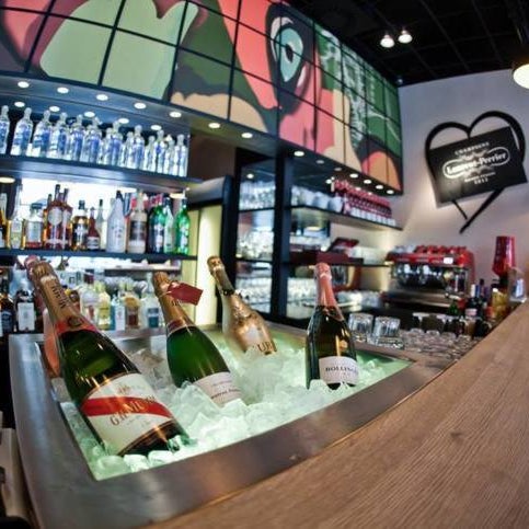 The first themed champagne bar in Hungary. A long list of sparkling wines + expertly selected tapas that's authentically made to Spanish standards.