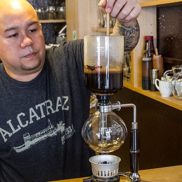 The speciality of Barako is that - as opposed to arabica coffees - its flavour doesn't collapse upon cooling - when cold, its sour taste is replaced by a pleasant sweet side taste.