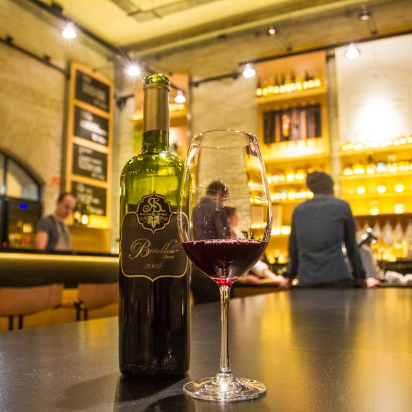 The main profile of ETAP, located in the city’s ever-so-frequented Király Street, is high-quality Hungarian wines. As we step in, we can see shelves stuffed with wine bottles up to the ceiling.