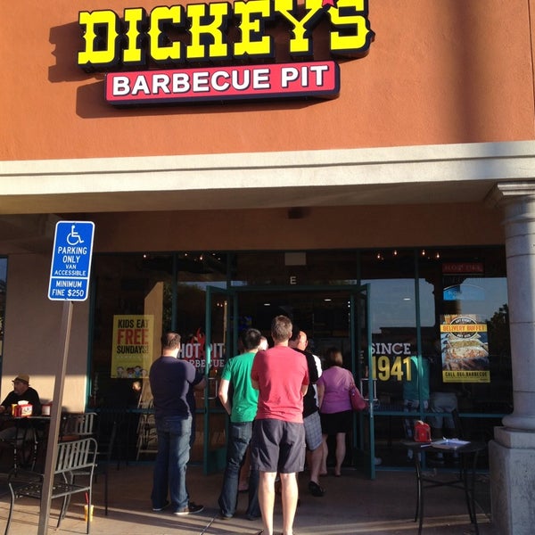 รูปภาพถ่ายที่ Dickey&#39;s Barbecue Pit โดย Jeff G. เมื่อ 6/23/2013