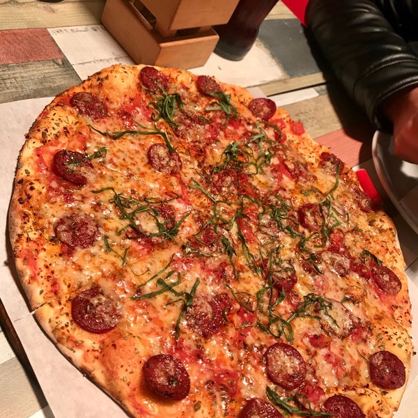 Das Foto wurde bei The Upper Crust Pizzeria von Selda Ş. am 12/15/2018 aufgenommen