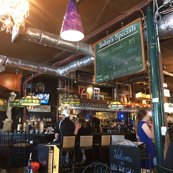 7/8/2018 tarihinde Bonnie P.ziyaretçi tarafından White Wolf Cafe &amp; Bar'de çekilen fotoğraf