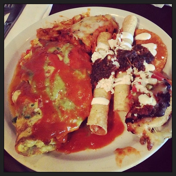 Снимок сделан в Taco Rosa Mexico City Cuisine - Newport Beach пользователем Vincent M. 7/21/2013