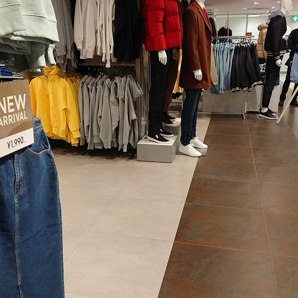 Gu Clothing Store In 丸の内区 Gu Clothing Store In 丸の内区