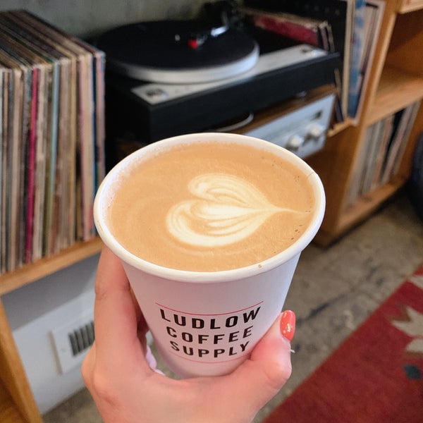 Das Foto wurde bei Ludlow Coffee Supply von Franka K. am 5/16/2019 aufgenommen