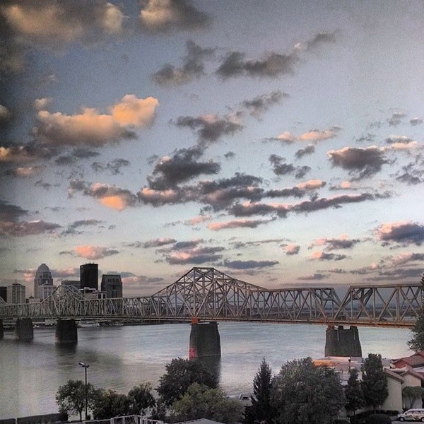 รูปภาพถ่ายที่ Sheraton Louisville Riverside Hotel โดย Roger M. เมื่อ 9/24/2013