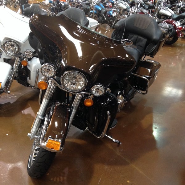 Das Foto wurde bei Red Rock Harley-Davidson von Santiago P. am 1/11/2014 aufgenommen