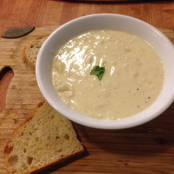 The New England clam chowder was excellent. A rich creamy chowder with sizable chunks of clam with a great clam taste.