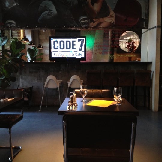 Foto diambil di Code7 Restaurant &amp; Cafe oleh Lorinc S. pada 10/5/2012