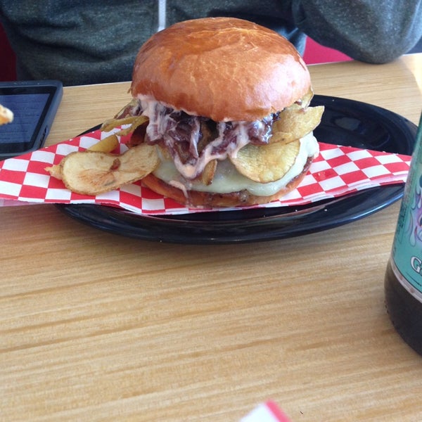 Foto diambil di 400° Gourmet Burgers &amp; Fries oleh Bianca .. pada 2/21/2014