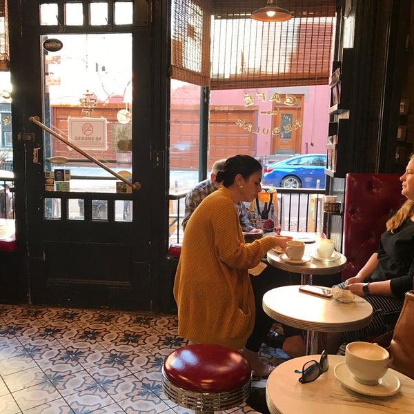 Foto tirada no(a) Café Regular du Nord por Alex B. em 11/24/2017