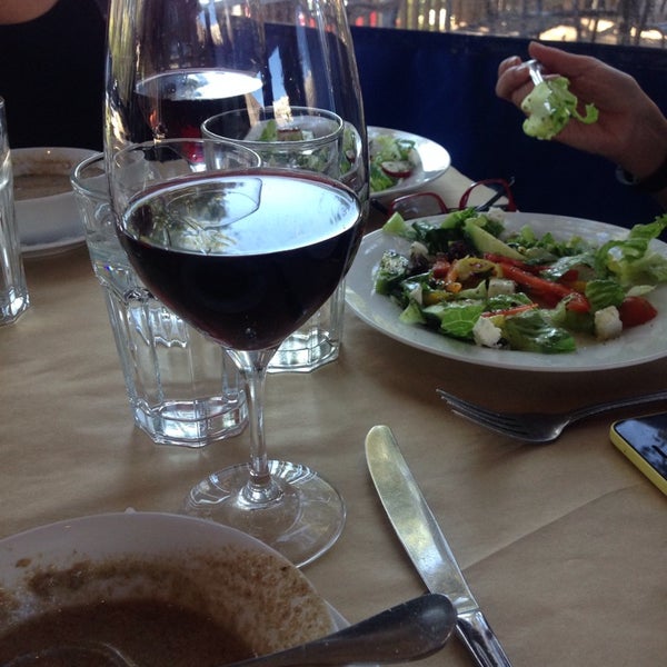 10/25/2013にGypsy H.がBasil&#39;s Restaurant &amp; Tapas Barで撮った写真