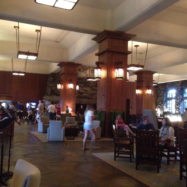 Foto scattata a Great Hall Bar at The Grove Park Inn Resort &amp; Spa da Gypsy H. il 5/25/2014