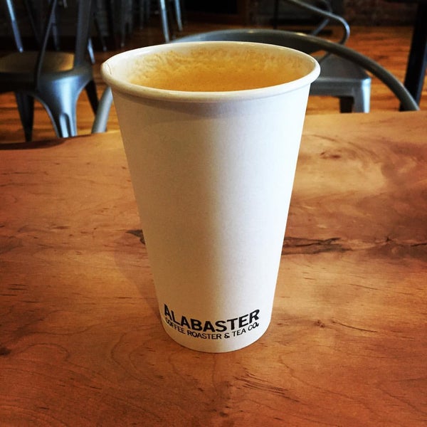 9/5/2015 tarihinde Clinton B.ziyaretçi tarafından Alabaster Coffee Roaster &amp; Tea Co.'de çekilen fotoğraf