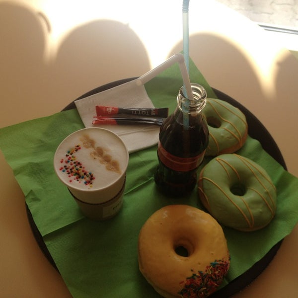 รูปภาพถ่ายที่ MO Donuts &amp; Coffee โดย Elena B. เมื่อ 3/18/2013