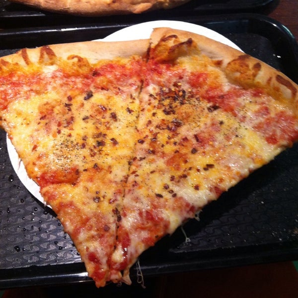 Снимок сделан в Gino &amp; Joe&#39;s Famous NY Pizza пользователем j l. 1/24/2014