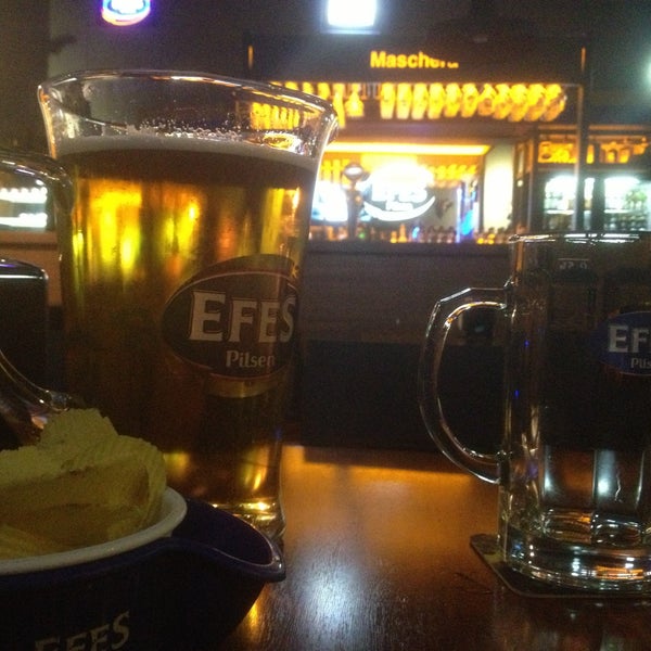 Foto diambil di Maschera Efes Beer Cafe &amp; Bistro oleh Yorgo pada 4/22/2013