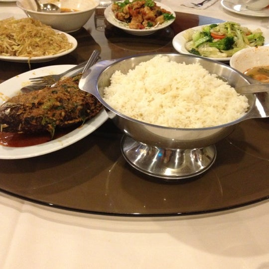 รูปภาพถ่ายที่ Kung Fu Thai &amp; Chinese Restaurant โดย Melia N. เมื่อ 10/16/2012