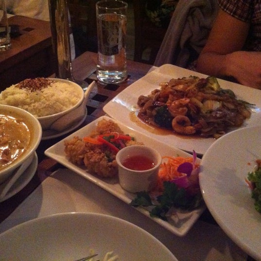 Снимок сделан в Thai Thai East Restaurant пользователем Mylin P. 11/6/2012