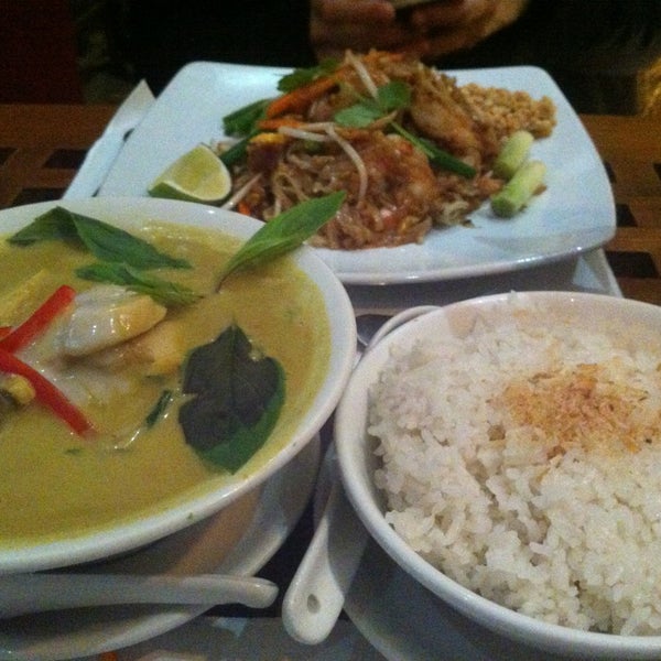 รูปภาพถ่ายที่ Thai Thai East Restaurant โดย Mylin P. เมื่อ 1/7/2013