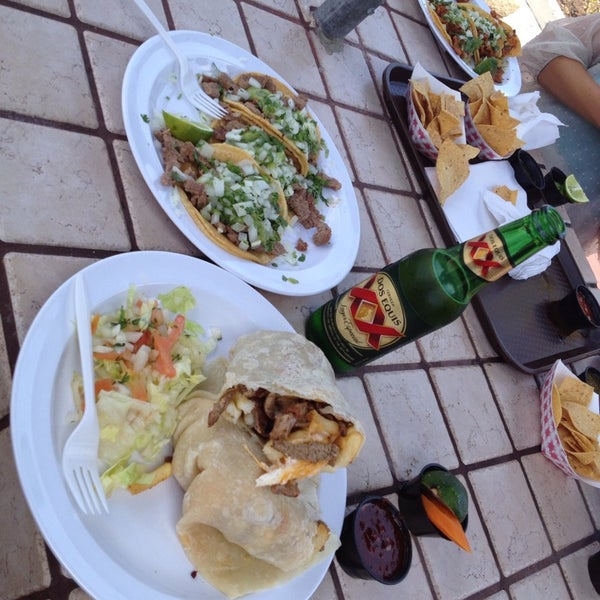 Foto diambil di Palmitos Mexican Eatery oleh Sterling B. pada 6/1/2013