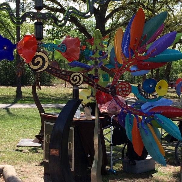 รูปภาพถ่ายที่ Bayou City Art Festival Memorial Park โดย Terry M. เมื่อ 3/30/2014