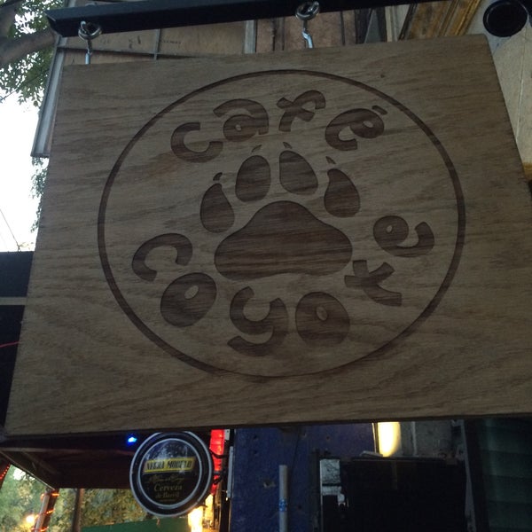 Foto scattata a Coyote Specialty Coffee &amp; Tea bar da Victor M. il 12/6/2015