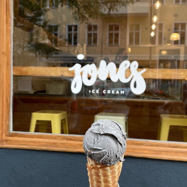 Foto diambil di Jones Ice Cream oleh Nastia O. pada 11/11/2022