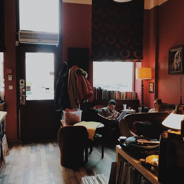 รูปภาพถ่ายที่ Vinyl Cafe โดย Nastia O. เมื่อ 2/1/2019