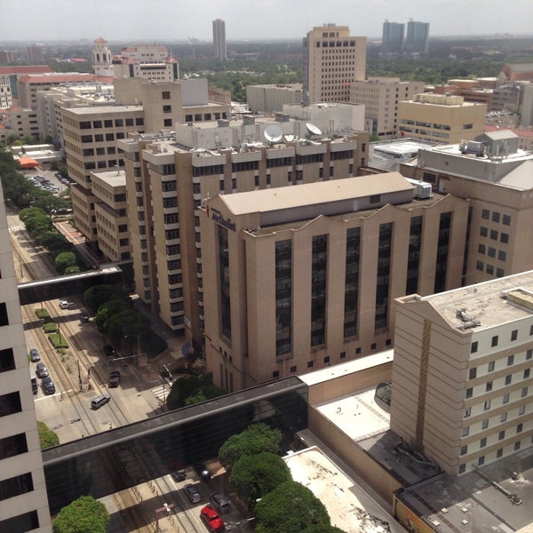 Das Foto wurde bei Houston Marriott Medical Center/Museum District von АЛЕНА К. am 7/9/2015 aufgenommen