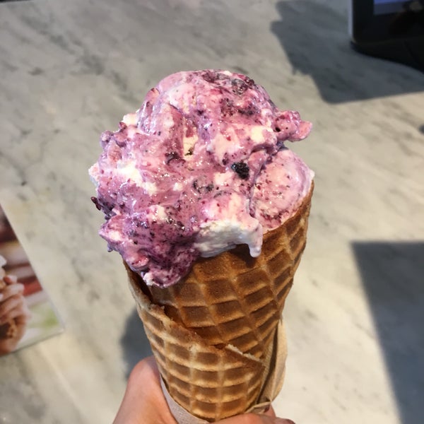 Снимок сделан в Jeni&#39;s Splendid Ice Creams пользователем Louise G. 6/23/2018