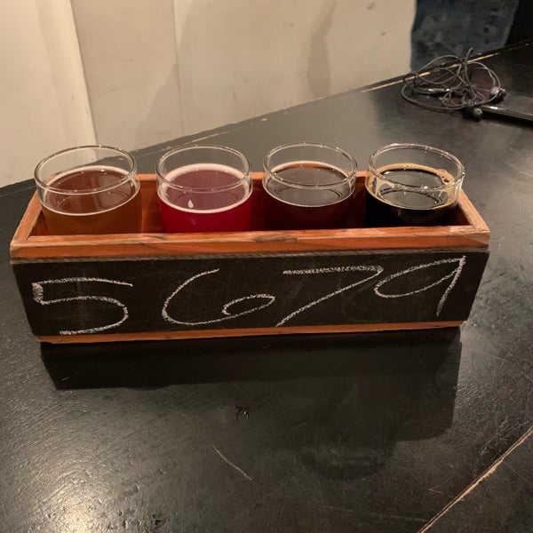 Снимок сделан в Beer Shop NYC пользователем Louise G. 4/29/2019