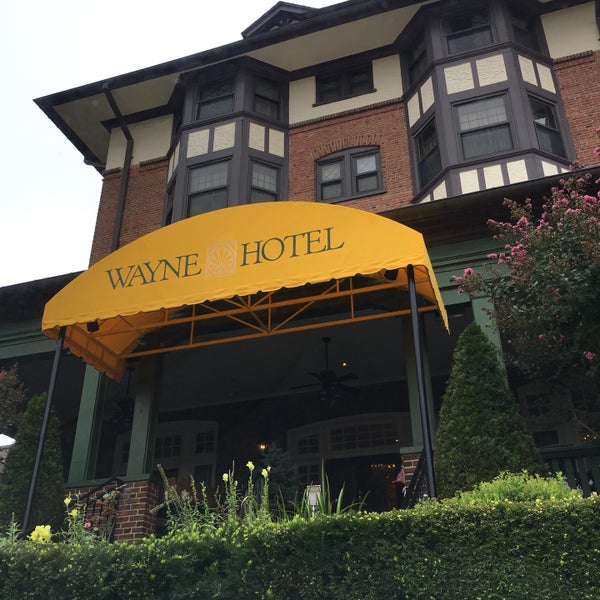 รูปภาพถ่ายที่ Wayne Hotel โดย Louise G. เมื่อ 9/2/2018