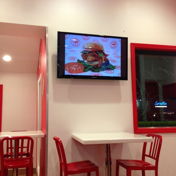 1/8/2013 tarihinde Michael E.ziyaretçi tarafından Standard Burger'de çekilen fotoğraf