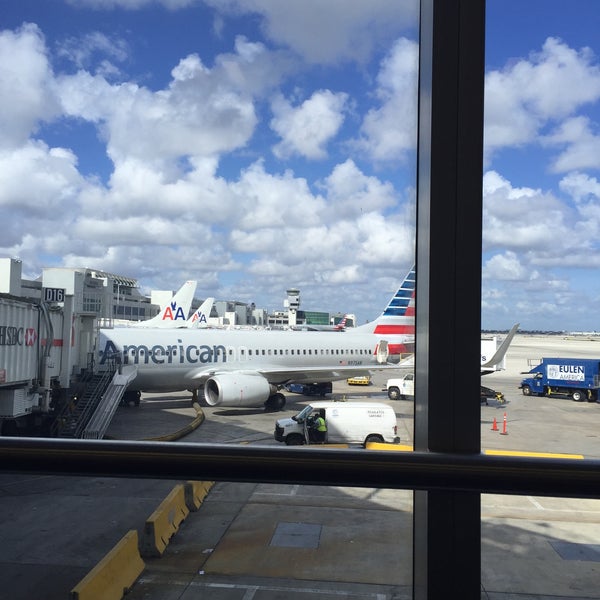Снимок сделан в Международный аэропорт Майами (MIA) пользователем Jim C. 4/14/2015