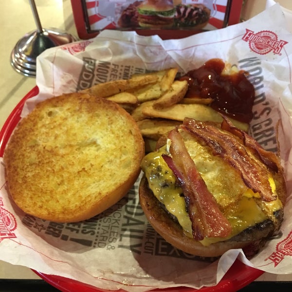 Photo taken at Fuddruckers by Super Mario  on 4/17/2016