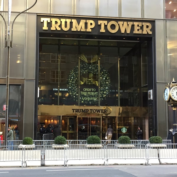 รูปภาพถ่ายที่ Trump Tower โดย Russ D. เมื่อ 12/13/2017