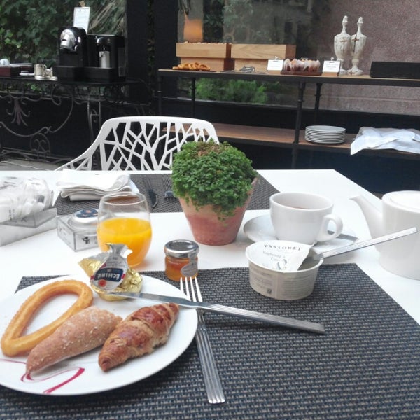Das Foto wurde bei Hotel Único Madrid von Michelle C. am 7/27/2014 aufgenommen