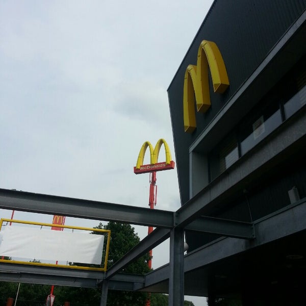 6/14/2013 tarihinde Floris K.ziyaretçi tarafından McDonald&#39;s'de çekilen fotoğraf